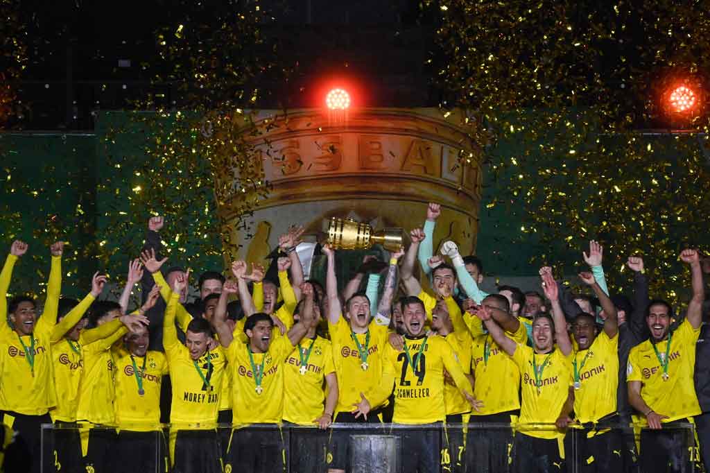Marco Reus dan kawan-kawan melakukan selebrasi usai Borussia Dortmund berhasil menjadi juara Piaal DFB Pokal musim 2021/21, Jumat, 14 Mei 2021 dini hari WIB.