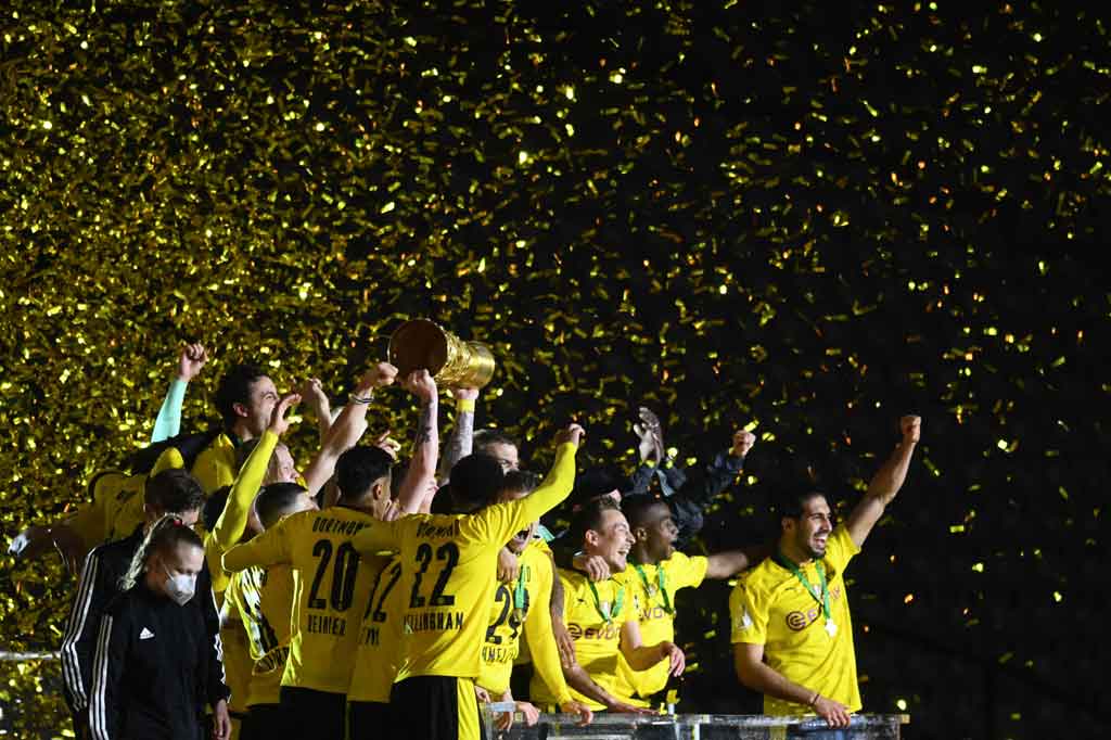 Borussia Dortmund menjuarai Piala DFB Pokal musim 2020/21 selepas menghajar RB Leipzig dengan skor telak 4-1 dalam partai final di Olympiastadion, Berlin, Jerman, Jumat, 14 Mei 2021 dini hari WIB.