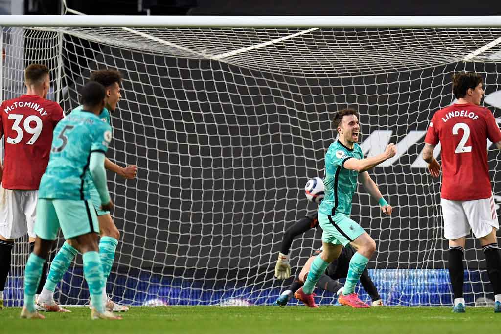 Liverpool nyaris menyamakan kedudukan pada menit ke-31, tetapi tembakan Diogo Jota bisa diantisipasi kiper Dean Henderson dan hanya menghasilkan sepak pojok. Dari sepak pojok tersebut Jota akhirnya berhasil menjebol gawang MU usai membelokkan bola tembakan Phillips dengan tumit untuk menaklukkan Henerson sekaligus membuat kedudukan imbang 1-1 pada menit ke-34.