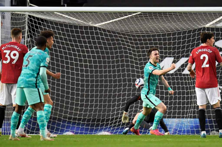 Liverpool nyaris menyamakan kedudukan pada menit ke-31, tetapi tembakan Diogo Jota bisa diantisipasi kiper Dean Henderson dan hanya menghasilkan sepak pojok. Dari sepak pojok tersebut Jota akhirnya berhasil menjebol gawang MU usai membelokkan bola tembakan Phillips dengan tumit untuk menaklukkan Henerson sekaligus membuat kedudukan imbang 1-1 pada menit ke-34.