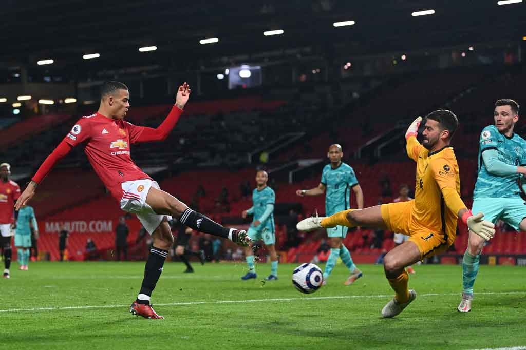 Gol itu sempat membuat alur permainan berpindah ke MU, tapi serangan demi serangan yang dibangun tak kunjung membuahkan hasil hingga sebuah keteledoran terjadi di lini tepat di pengujung waktu normal.