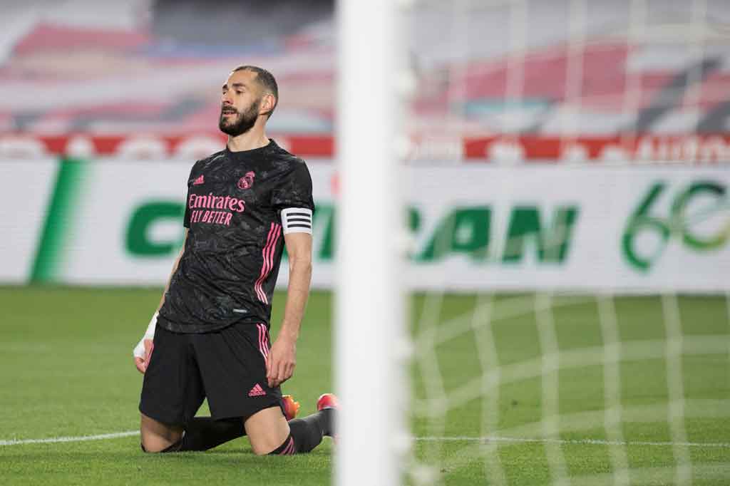 Sejak pertandingan dimulai, Madrid sudah menekan pertahanan Granada. Peluang pertama didapat pada menit ke-14. Karim Benzema menanduk bola crossing Rodrygo. Namun sayang bola masih bisa ditepis Rui Silva.