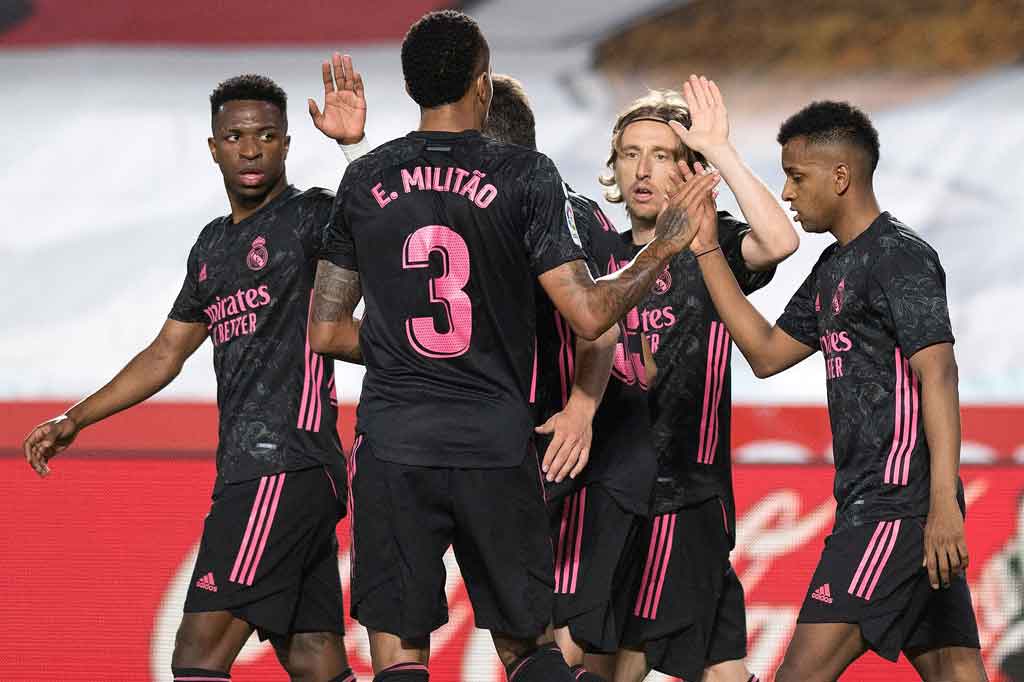 Tiga menit berselang, Rui Silva akhirnya kebobolan setelah umpan lambung Gutierrez disambar Luka Modric dengan tendangan kaki kanannya untuk mengoyak gawang Granada. Skor menjadi 1-0.