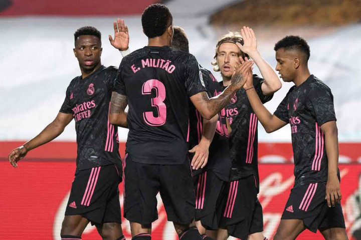 Tiga menit berselang, Rui Silva akhirnya kebobolan setelah umpan lambung Gutierrez disambar Luka Modric dengan tendangan kaki kanannya untuk mengoyak gawang Granada. Skor menjadi 1-0.
