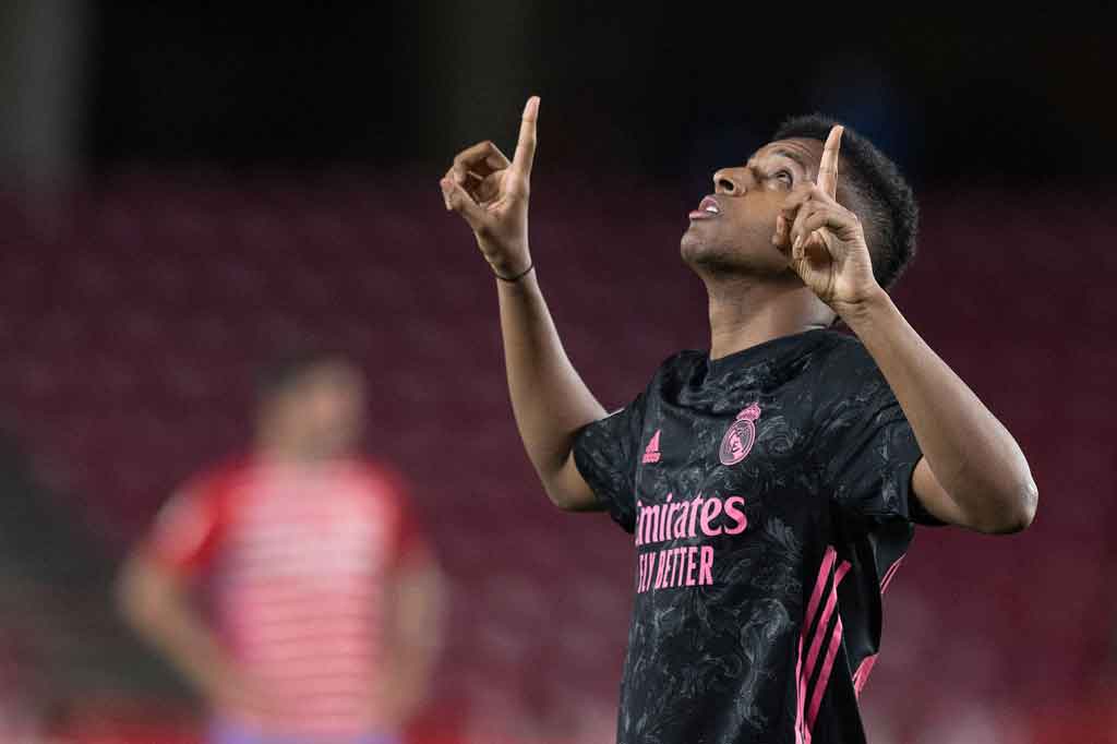Madrid bermain sabar dan menguasai penguasaan bola, alhasil mereka bisa menggandakan skor di masa injury time babak pertama. Marvin Park merebut bola dari penguasaan pemain Granada dan memberikan terobosan kepada Rodrygo yang berlari dari sisi kanan dan melakukan tusukan ke dalam, sebelum menembak ke gawang Rui Silva. Madrid mengakhiri babak pertama dengan skor 2-0.