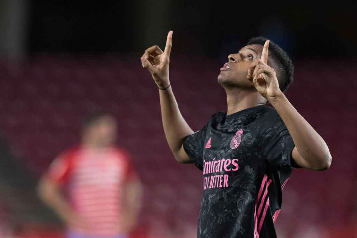 Madrid bermain sabar dan menguasai penguasaan bola, alhasil mereka bisa menggandakan skor di masa injury time babak pertama. Marvin Park merebut bola dari penguasaan pemain Granada dan memberikan terobosan kepada Rodrygo yang berlari dari sisi kanan dan melakukan tusukan ke dalam, sebelum menembak ke gawang Rui Silva. Madrid mengakhiri babak pertama dengan skor 2-0.