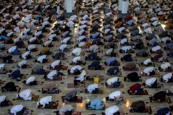 Situasi masih pandemi Covid-19, masyarakat tetap melaksanakan Salat Id. Pelaksanaan salat Id di Masjid Al-Akbar Surabaya, tetap dengan protokol kesehatan dan dibatasi 4.800 jemaah.