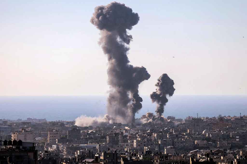 Lebih dari 100 warga Palestina di Jalur Gaza meninggal dunia selama empat hari terakhir konflik militer dengan Israel.