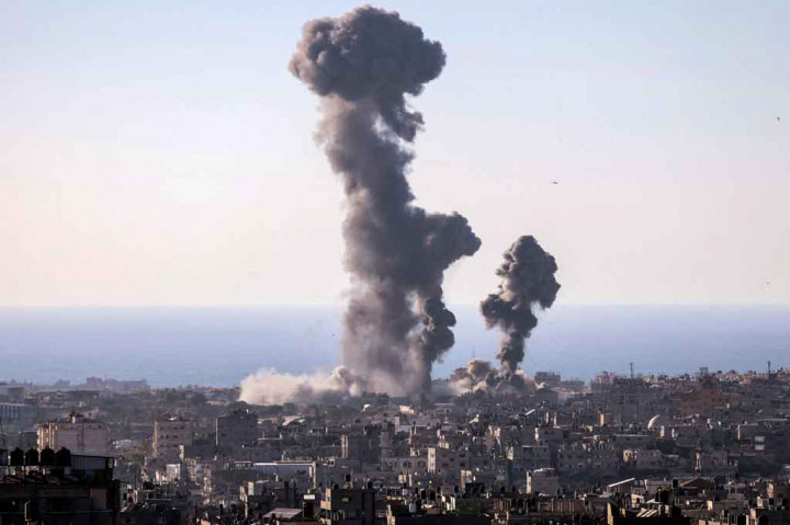 Lebih dari 100 warga Palestina di Jalur Gaza meninggal dunia selama empat hari terakhir konflik militer dengan Israel.