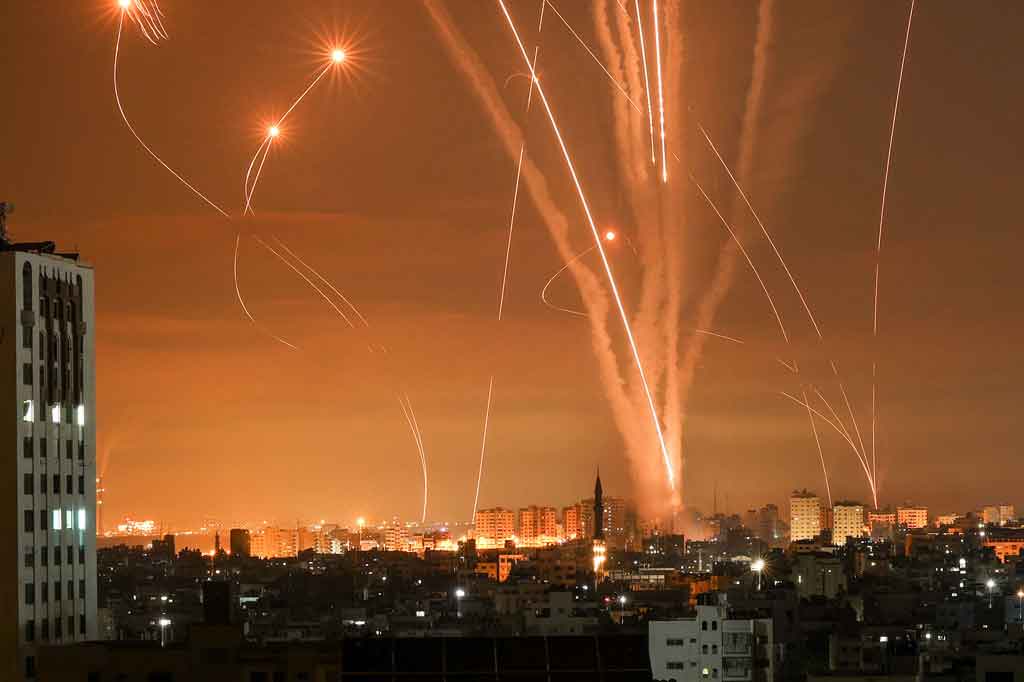 
Menjelang siang, puluhan roket ditembakkan dari Gaza ke Ashdod dan Ashkelon, kota-kota pesisir selatan Israel, serta di sekitar bandara Ben Gurion di Israel tengah.


 Sementara semua penerbangan penumpang yang masuk dialihkan bandara Ramon di selatan pada hari sebelumnya.