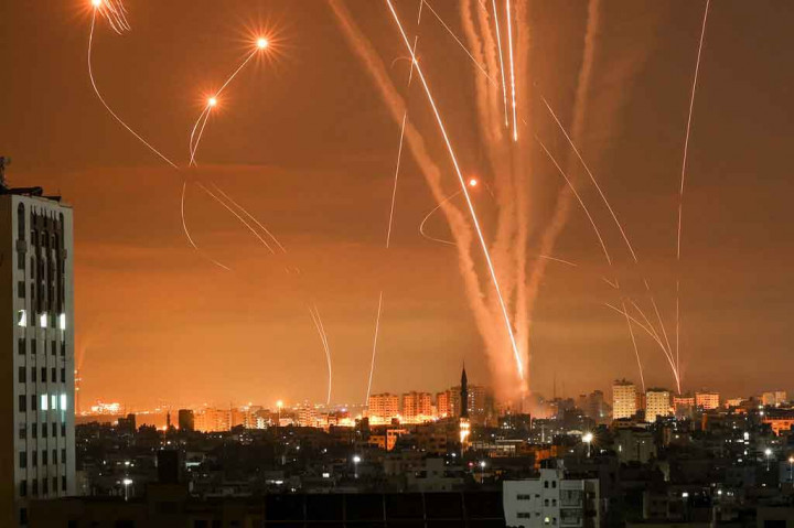 
Menjelang siang, puluhan roket ditembakkan dari Gaza ke Ashdod dan Ashkelon, kota-kota pesisir selatan Israel, serta di sekitar bandara Ben Gurion di Israel tengah.


 Sementara semua penerbangan penumpang yang masuk dialihkan bandara Ramon di selatan pada hari sebelumnya.