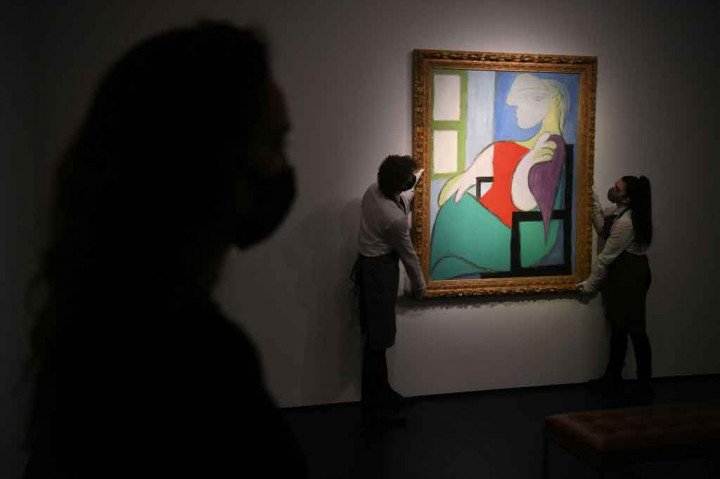 Lukisan berjudul 'Woman sitting by a window (Marie-Therese)' karya Pablo Picasso terjual seharga USD103,4 juta (setara Rp1,4 triliun pada lelang di rumah lelang Christie's, New York, Kamis, 13 Mei 2021 waktu setempat.