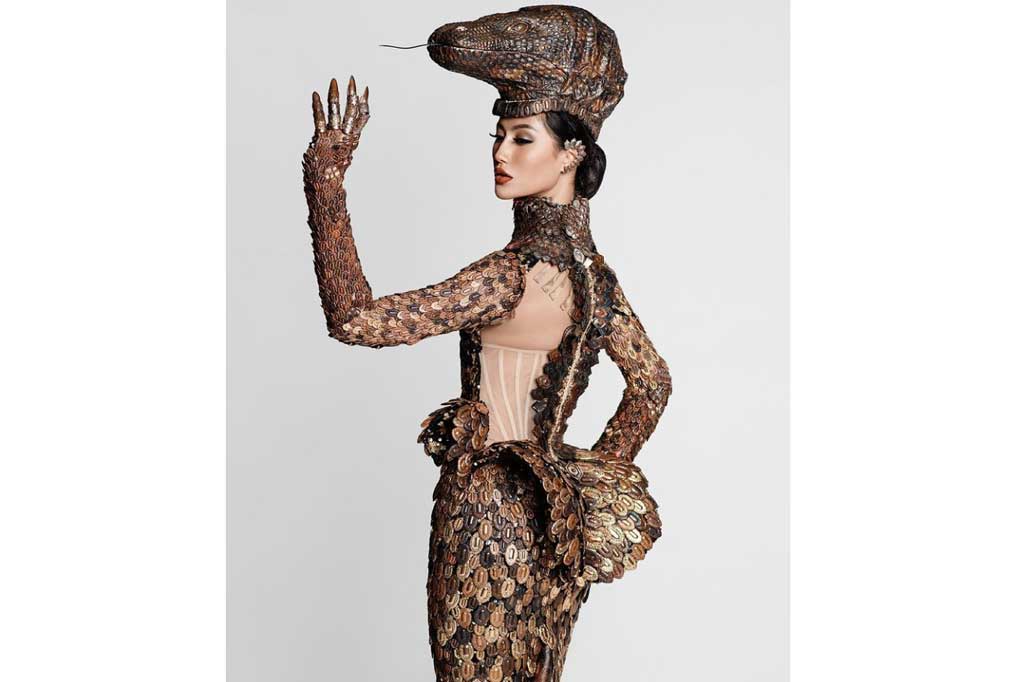 Ayu menambahkan, desainer Diana Putri memilih alas yang dapat dibalik berupa 'Sequin 3D Black & Gold' untuk gaunnya itu sehingga menciptakan efek mewah dan liar yang menyerupai Komodo.