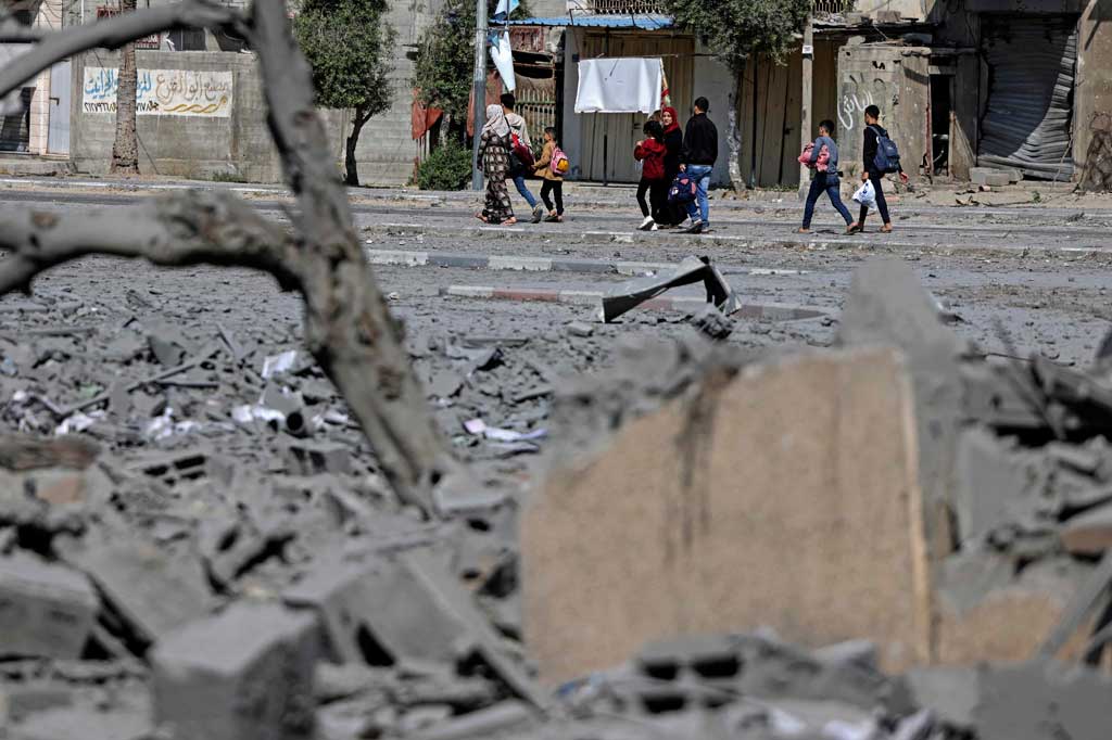 Saksi mata mengatakan banyak keluarga yang tinggal di daerah dekat perbatasan Jalur Gaza keluar dari rumah mereka, beberapa mencari perlindungan di sekolah yang dikelola Perserikatan Bangsa-Bangsa (PBB).