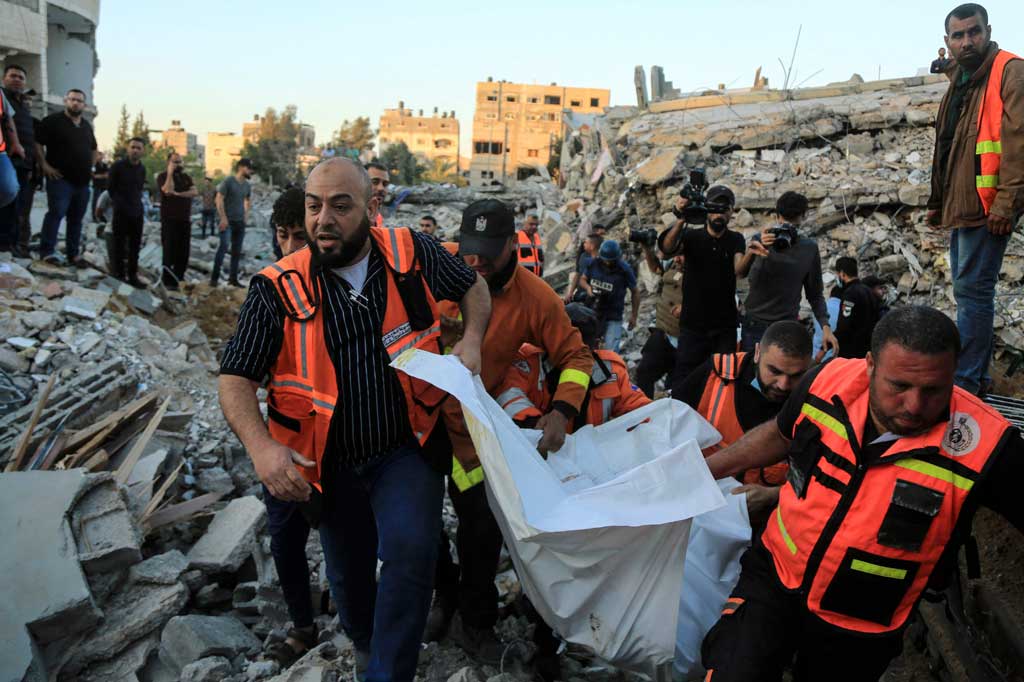 Keluarga Rafat Tanani sedang bersiap tidur saat sebuah pesawat perang Israel membombardir Jalur Gaza dan menghantam apartemen berlantai empat yang mereka tinggali pada pukul 23.00 waktu setempat.