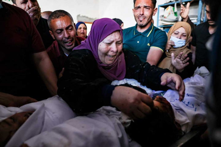 Rafat Tanani, istrinya yang sedang hamil, dan empat anaknya meninggal dalam peristiwa tersebut.