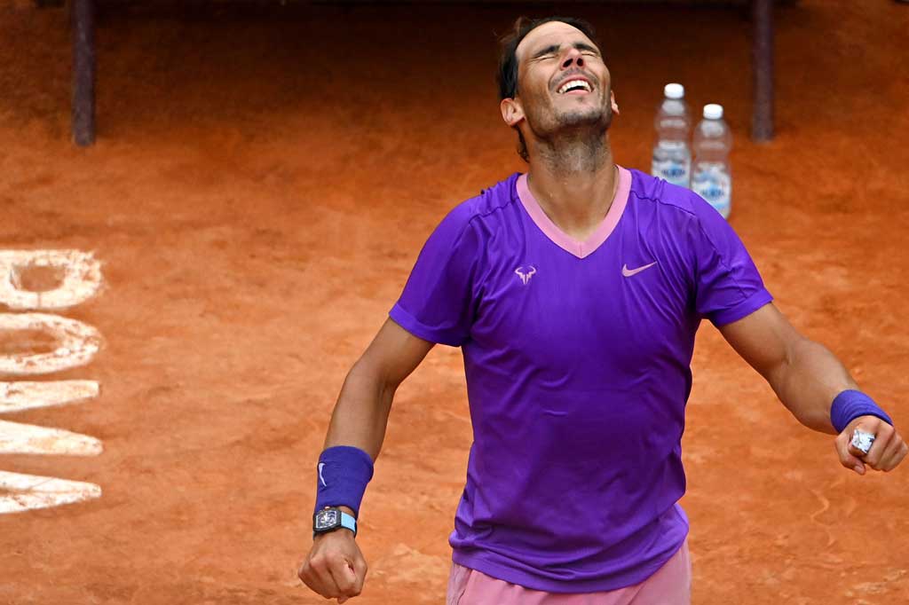 Nadal membuat kedudukan menjadi 4-0 sebelum unggulan keenam Zverev menahan servis dengan pemenang 20 kali Grand Slam menyelamatkan break point untuk merebut set pertama. Petenis Jerman itu bangkit pada set kedua, tetapi Nadal menyelamatkan delapan break point untuk memastikan kemenangan pada match point pertamanya setelah dua jam.