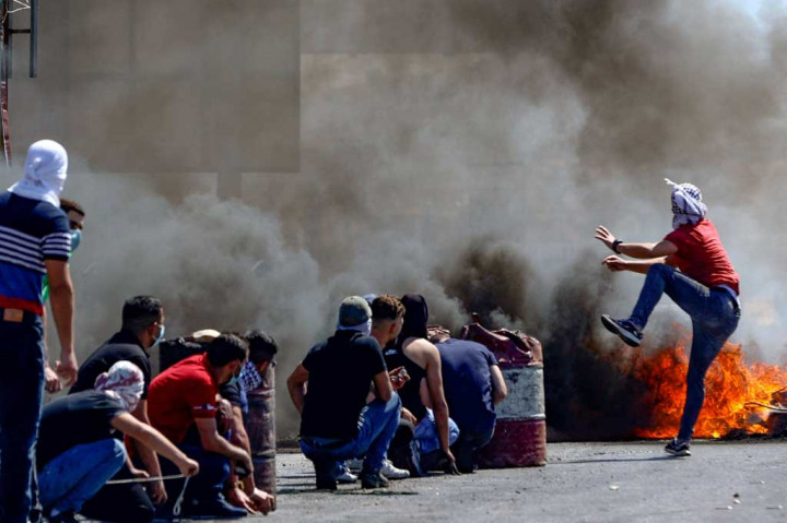 Sedikitnya empat orang Palestina meninggal oleh tembakan tentara Israel di Tepi Barat pada Jumat, 14 Mei 2021, termasuk satu orang yang berusaha menikam seorang tentara. Bentrokan di wilayah pendudukan tersebut juga melukai lebih dari 100 orang.