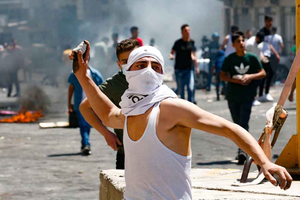 Tentara Israel mengatakan pihaknya 'menetralkan' seorang penyerang yang berusaha menikam tentara di sebuah pos militer di Ofra, utara Ramallah. Kementerian Kesehatan Palestina mengkonfirmasi kematian pria itu dan pria kedua yang dikatakan ditembak mati oleh pasukan Israel di dekat Jenin.