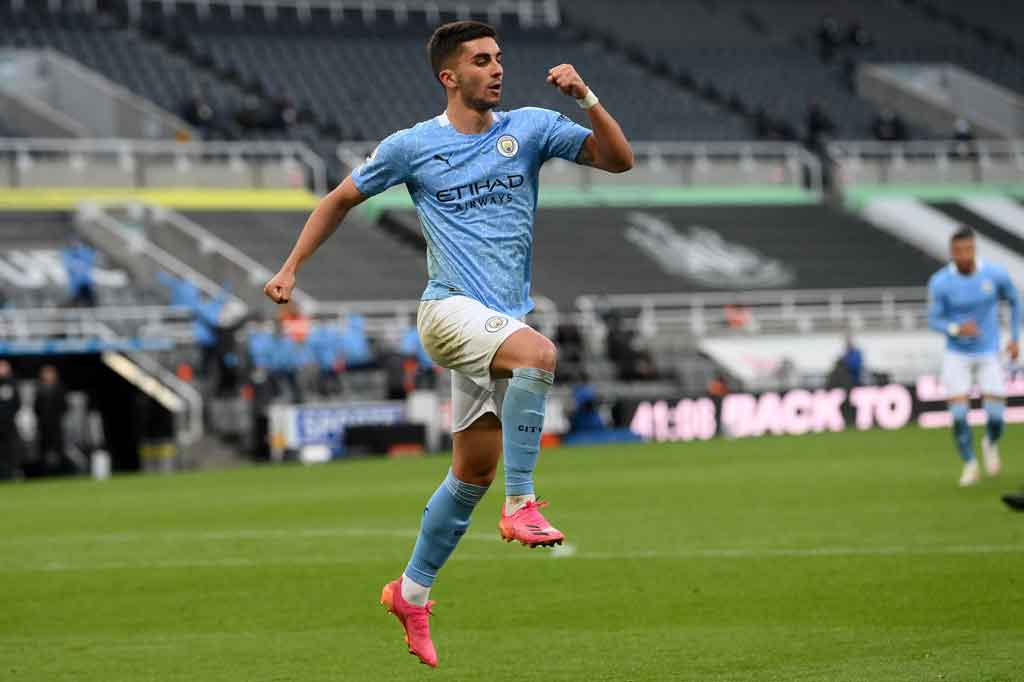 Momentum itu dilanjutkan City untuk berbalik memimpin pada menit ke-42 saat umpan tendangan bebas Ilkay Gundogan disambut dengan tembakan akrobatik Ferran Torres yang memperdaya Dubravka.