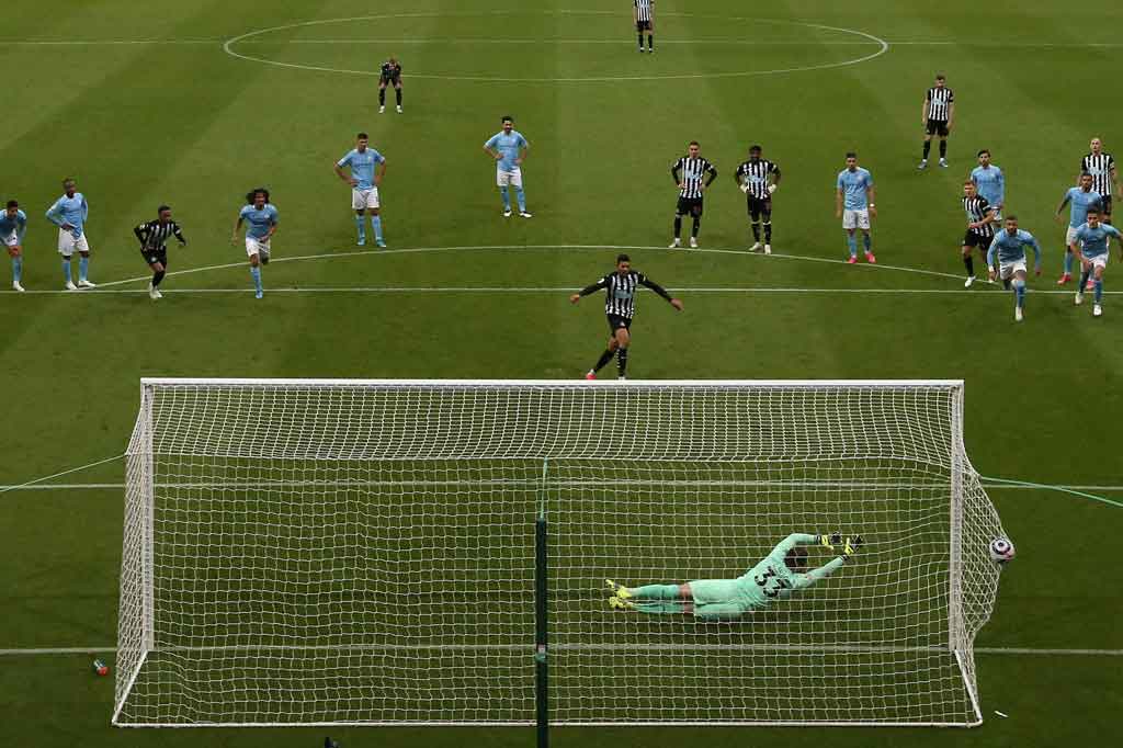 Namun, pada menit keempat injury time babak pertama tuan rumah mendapat hadiah penalti setelah Joelinton dijatuhkan oleh Ake. Kesempatan itu dioptimalkan oleh Joelinton yang menghadapi sendiri bola dari titik putih dan mengkonversinya demi memaksa babak pertama berakhir dalam skor imbang 2-2.