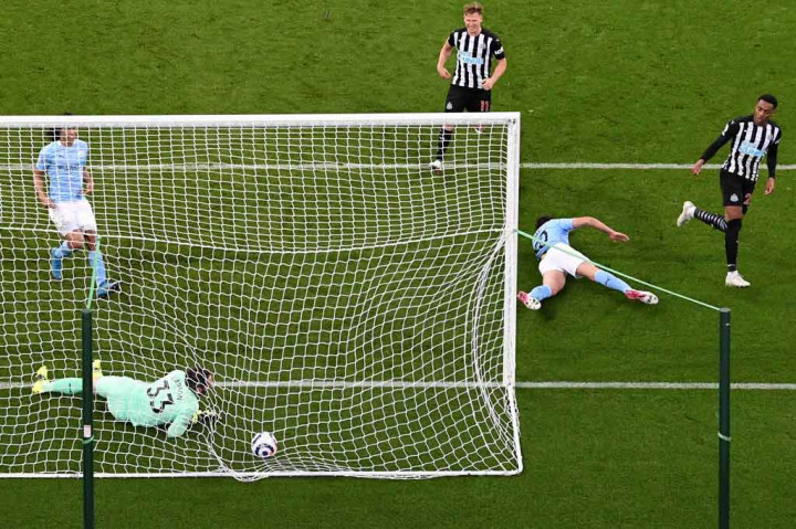 Pada menit ke-61 Newcastle kembali memperoleh hadiah tendangan penalti setelah Joe Willock dijatuhkan oleh Kyle Walker di dalam kotak terlarang. Eksekusi penalti Willock awalnya bisa dimentahkan oleh kiper Scott Carson, tetapi bola muntah mampu disambar oleh pemain pinjaman dari Arsenal itu demi membawa Newcastle unggul lagi dalam kedudukan 3-2 atas City pada menit ke-62.