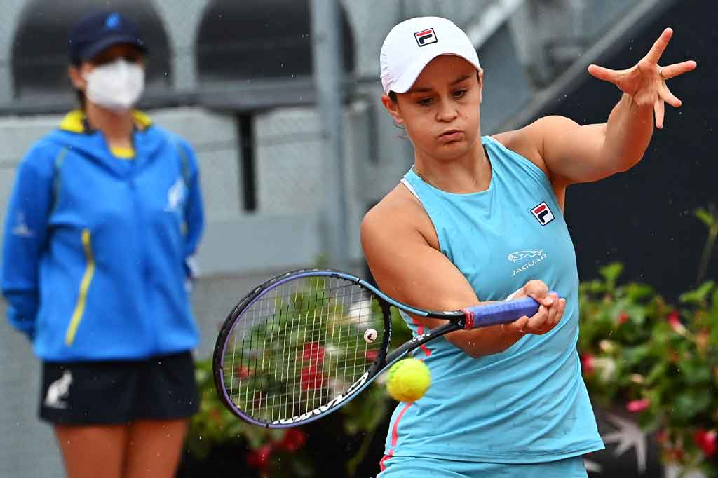Petenis putri nomor satu dunia Ash Barty terpaksa mundur dari perempat final Italia Open saat melawan Coco Gauff lantaran cedera di lengan. Hal ini meningkatkan keraguan atas partisipasinya di Prancis Open yang akan digelar dua minggu mendatang.