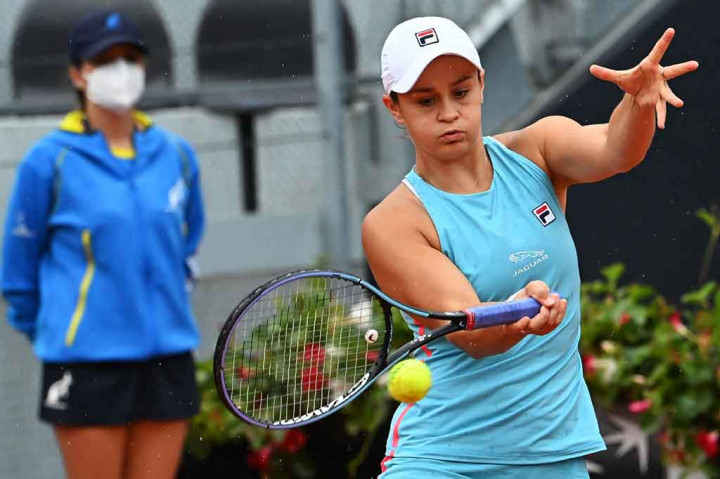 Petenis putri nomor satu dunia Ash Barty terpaksa mundur dari perempat final Italia Open saat melawan Coco Gauff lantaran cedera di lengan. Hal ini meningkatkan keraguan atas partisipasinya di Prancis Open yang akan digelar dua minggu mendatang.