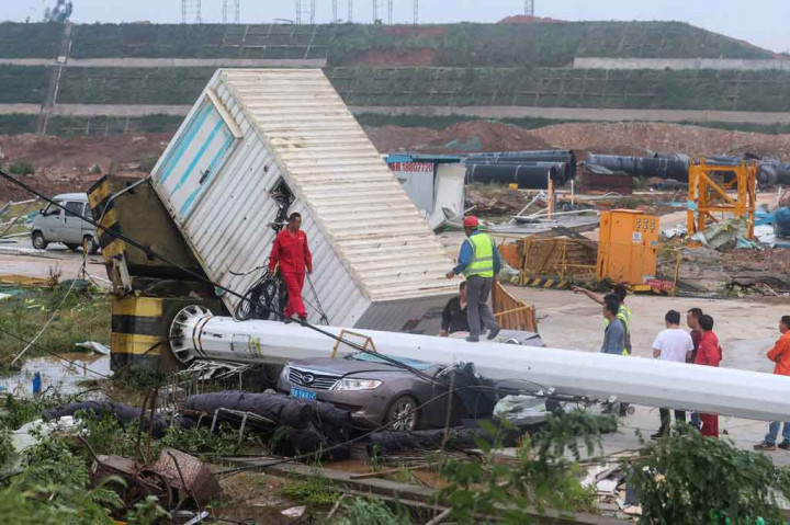 Badai Tornado melanda wilayah tengah dan timur Tiongkok pada Jumat, 14 Mei 2021 hingga Sabtu, 15 Mei 2021, mengakibatkan sedikitnya tujuh orang meninggal dunia dan ratusan lainnya luka-luka.