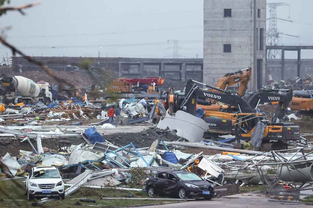 Cuaca ekstrem tersebut berlanjut hingga Sabtu pagi pukul 04.00 yang menyebabkan 85 rumah warga roboh, 400 gedung rusak, dua tower crane dan 8.000 meter bangunan sementara juga rata dengan tanah.