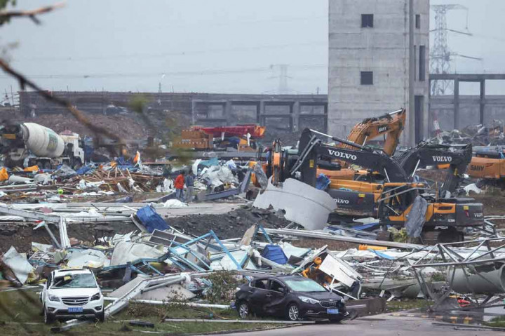 Cuaca ekstrem tersebut berlanjut hingga Sabtu pagi pukul 04.00 yang menyebabkan 85 rumah warga roboh, 400 gedung rusak, dua tower crane dan 8.000 meter bangunan sementara juga rata dengan tanah.