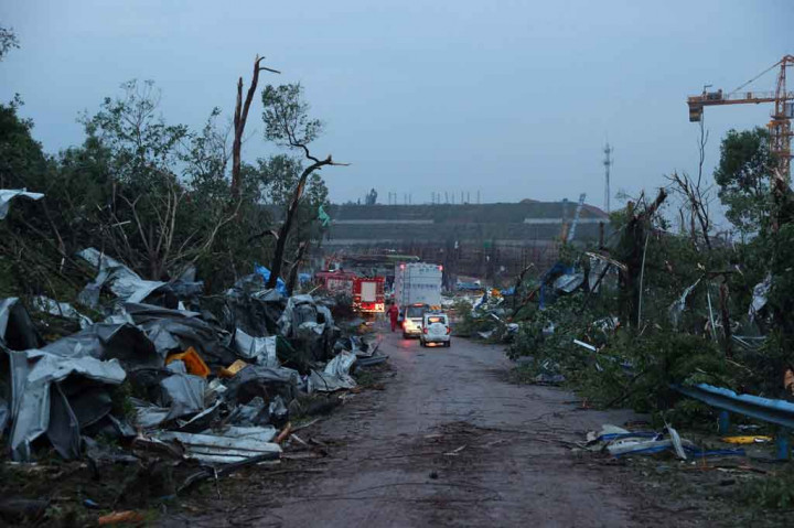 Pada Jumat pukul 19.00, tornado juga melanda Kota Suzhou, Provinsi Jiangsu, hingga menyebabkan seorang warga tewas, dua luka berat, dan 19 luka ringan.