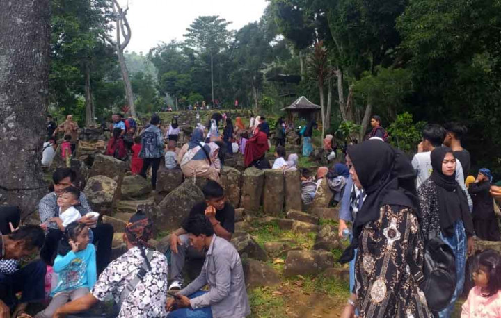 Kawasan situs megalitikum Gunung Padang di Desa Karyamukti, Kecamatan Campaka, Kabupaten Cianjur, Jawa Barat, masih menjadi tempat wisata favorit bagi wisatawan. Selama libur Idulfitri 1442 Hijriyah, terhitung sejak Kamis, 13 Mei 2021 hingga Sabtu, 15 Mei 2021, jumlah kunjungan wisatawan ditaksir mencapai lebih kurang seribuan orang.