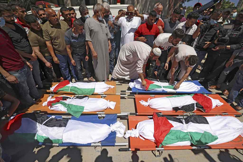 Warga Palestina bersiap melakukan salat jenazah terhadap 10 anggota keluarga Abu Hatab yang meninggal akibat serangan udara Israel di Jalur Gaza, Sabtu, 15 Mei 2021.