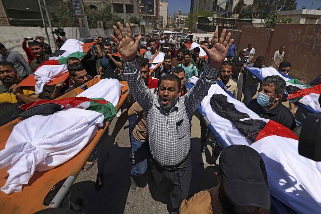 Sebuah keluarga yang terdiri dari 10 orang meninggal dalam serangan udara Israel, Sabtu, 15 Mei 2021 pagi. Delapan anak dan dua perempuan, semuanya adalah anggota keluarga Abu Hatab meninggal setelah bangunan tiga lantai di kamp pengungsi Shanti runtuh akibat serangan udara Israel.