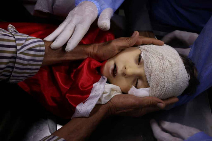 Seorang anak perempuan berusia tujuh tahun menjadi korban serangan udara Israel di Jalur Gaza, Jumat, 14 Mei malam. Butheina meninggal karena terkena pecahan peluru dari rudal Israel yang ditembakkan dari pesawat tempur di dekat rumah keluarganya di Kota Jabalia, utara Jalur Gaza.