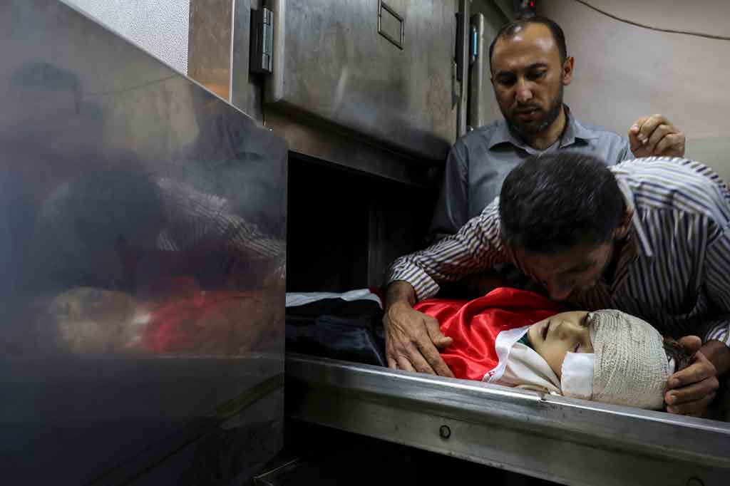 Dia tidak kuasa menahan tangis saat melihat jenazah putrinya terbujur kaku di kamar mayat Rumah Sakit Indonesia di Beit Lahia.