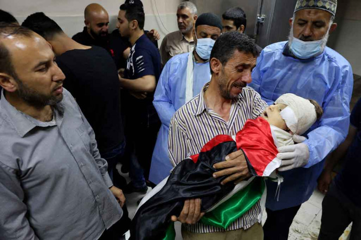 Mahmoud Obeid kemudian menggendong putrinya tersebut untuk dibawa pulang, diiringi anggota keluarga yang lainnya.