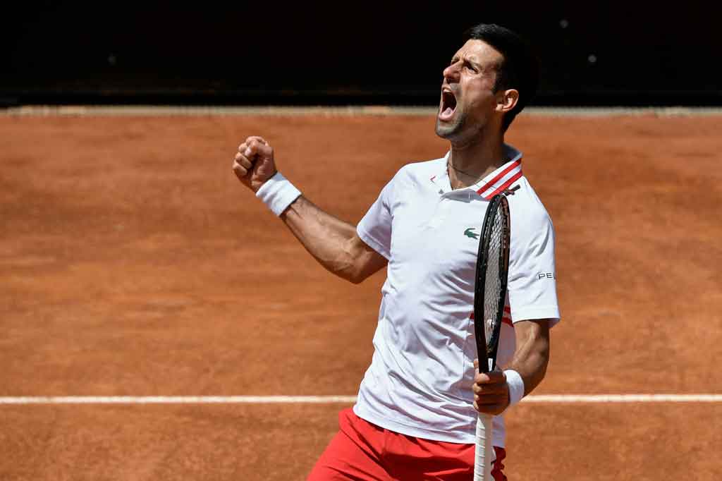 Pada laga yang sempat ditunda karena hujan pada Jumat, 14 Mei 2021 tersebut, Djokovic meraih kemenangan dengan skor 4-6, 7-5, 7-5 dalam waktu 3 jam 16 menit.