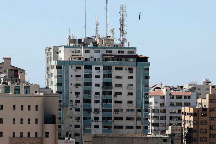 Serangan udara Israel pada hari Sabtu, 15 Mei 2021, menargetkan gedung 13 lantai yang menjadi kantor bagi media televisi Al Jazeera yang berbasis di Qatar dan kantor berita Amerika The Associated Press di Jalur Gaza.