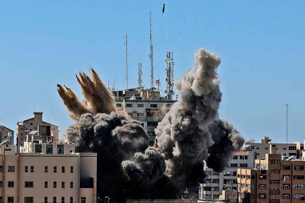 Rekaman siaran Al Jazeera menunjukkan bangunan itu runtuh rata dengan tanah setelah serangan udara Israel, mengirimkan awan jamur ke udara dan puing-puing yang berserakan.