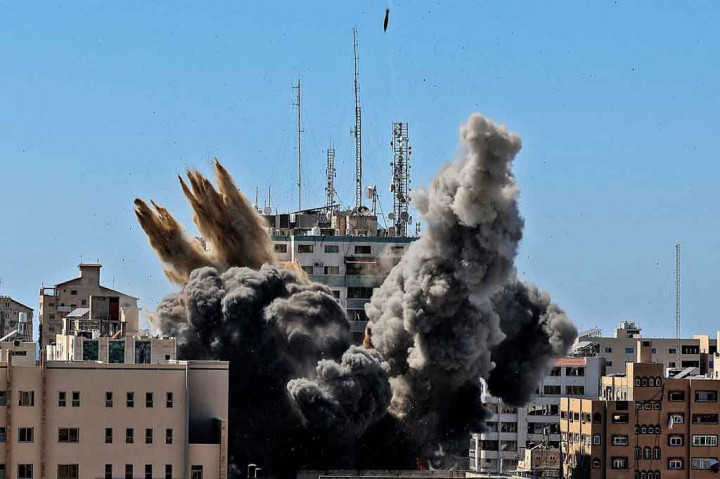Rekaman siaran Al Jazeera menunjukkan bangunan itu runtuh rata dengan tanah setelah serangan udara Israel, mengirimkan awan jamur ke udara dan puing-puing yang berserakan.