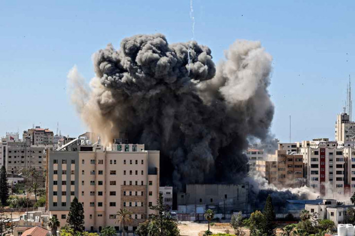 Jawad Mehdi, pemilik Menara Jala, mengatakan, seorang perwira intelijen Israel memperingatkannya bahwa dia hanya punya waktu satu jam untuk memastikan evakuasi gedung.