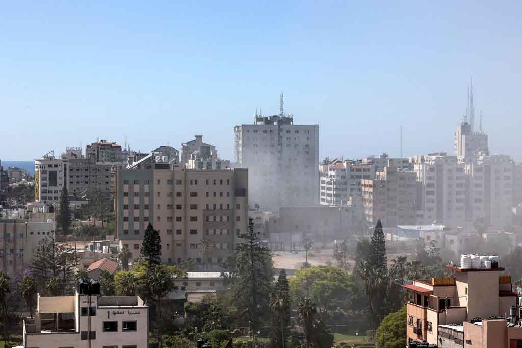 Israel menuduh jet tempurnya menyerang gedung bertingkat tinggi yang menampung aset militer milik intelijen militer dari organisasi teror Hamas.