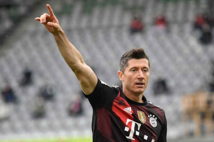Robert Lewandowski berhasil menyamai rekor pencetak gol terbanyak Liga Jerman sepanjang masa milik Gerd Mueller yang berusia 49 tahun. Striker Bayern Muenchen itu mencetak gol ke-40 Bundesliga musim ini saat laga melawan Freiburg pada Sabtu, 15 Mei 2021 malam WIB.