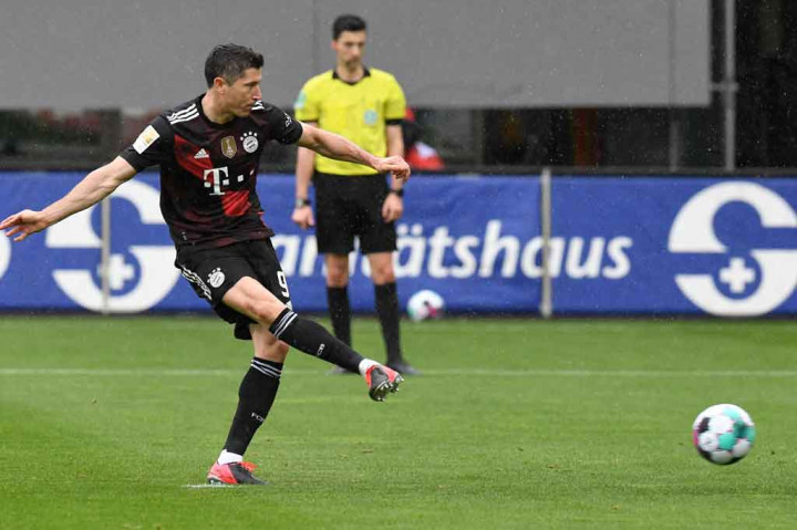Lewandowski mengonversi penalti pada menit ke-26 untuk menyamai rekor top skor liga. 