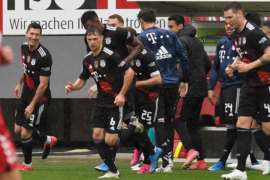 Permainan dihentikan sebentar saat rekan satu timnya membuat penjaga kehormatan di sisi lapangan yang dilewati pemain berusia 32 tahun itu.