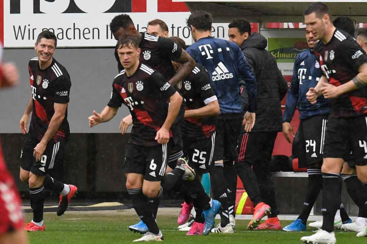 Permainan dihentikan sebentar saat rekan satu timnya membuat penjaga kehormatan di sisi lapangan yang dilewati pemain berusia 32 tahun itu.