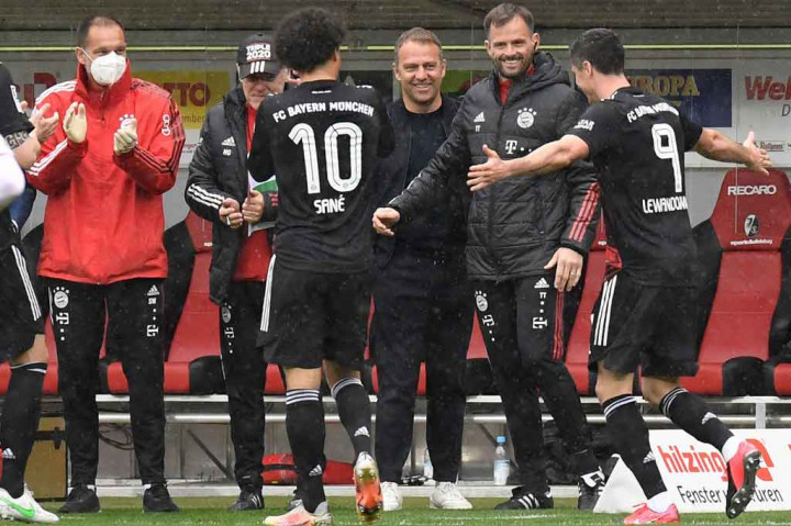 Lewandowski masih bisa memecahkan rekor Mueller karena Bayern, yang akhir pekan lalu dinobatkan sebagai juara Bundesliga untuk musim kesembilan berturut-turut, masih memiliki satu pertandingan tersisa di kandang melawan Augsburg Sabtu, 22 Mei 2021 mendatang.