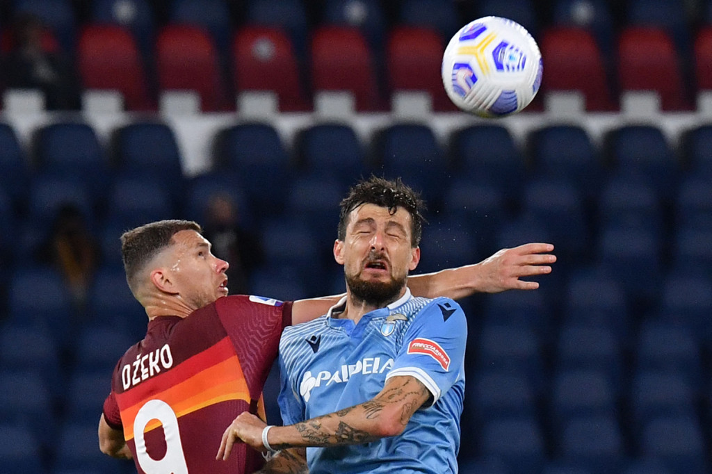 Nasib buruk bagi Lazio, setelah di menit ke-87, mereka harus bermain dengan 10 orang. Francesco Acerbi menelan kartu kuning keduanya, sehingga harus meninggalkan lapangan.